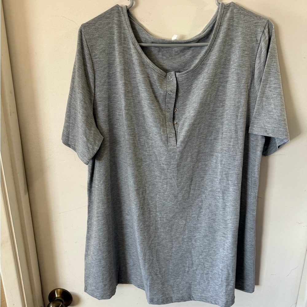 Woman’s Plus Size Gray T Shirt Top Snaps At Neck Area XXL New